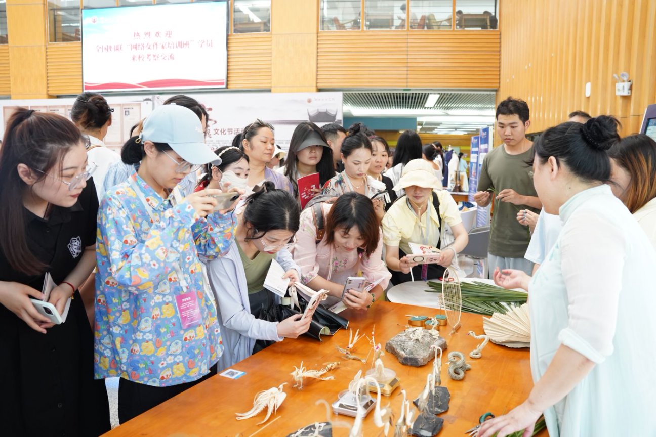 全国网络女作家培训班学员来校交流参观